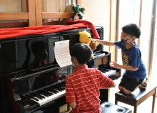 ピアノを楽しむ児童