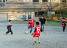 サッカーを楽しむ児童